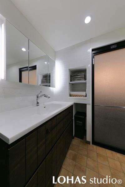 ゆとりのある洗面室です。洗面ボウルと天板との間に継ぎ目がなく、お手入れがラクなカウンターをチョイスしました。使い勝手のよい大きな鏡の後ろには収納を完備。真ん中の部分にはパイプ棚を設け、収納しながらコップなどの水切りが出来るようになっています。