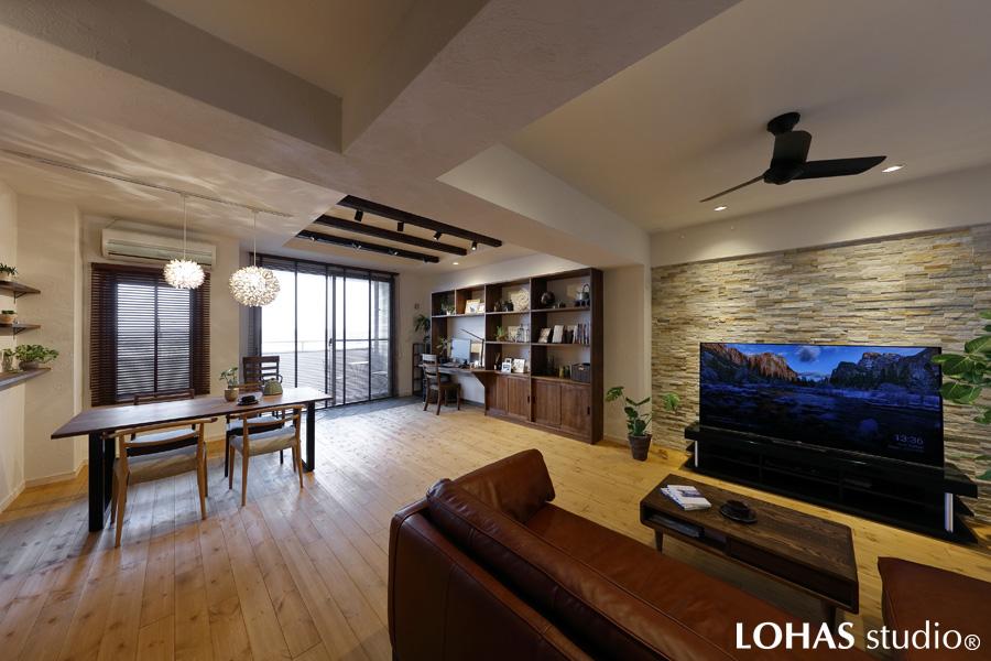 和室を中へ取り込んでひろびろとした広さを確保したLDKです。高い天井との相乗効果で、とても開放感のある空間に仕上がりました。床には無垢のパイン材を、壁には珪藻土を使用して居心地のよさも抜群。「暖房を入れると床まで温かくなり、冬でも素足で歩けます」と大満足のようです。