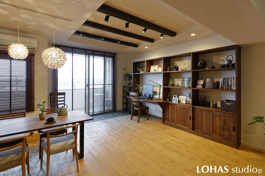 見事な化粧梁は風格のあるスギ材を用い、すぐそばの窓と幅を合わせて微調整を重ねるなど、見た目の美しさにとてもこだわりました。ダウンライトとスポットライトによる間接照明でやわらかく照らされ、雰囲気のある空間となっています。