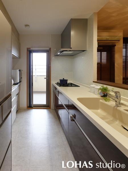 本体とカップボードを既存と取り換え、標準より15cmほど幅広いシンクにしたことで利便性をアップさせたキッチン周りです。LDを一望できるオープンタイプのキッチンは、いずれお子様が生まれたときも安心ですね。