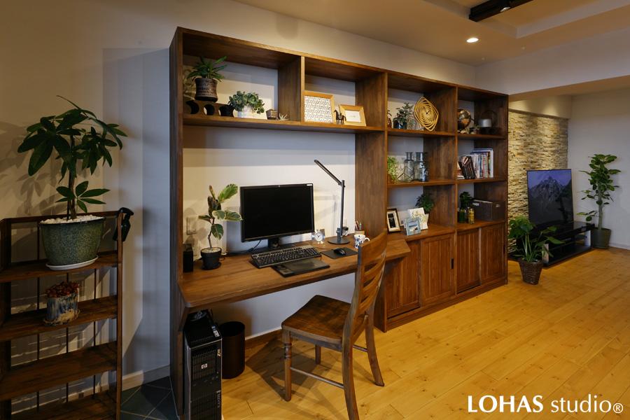 在宅で仕事をされている奥様のために用意されたワークスペースです。デスクと一体化した造作棚は、お気に入りの雑貨や写真などを並べて飾るギャラリースペースにも、また収納にも使える多目的な作り。しまうものや、見せるもののバランスまで計算された、こだわりサイズとなっています。