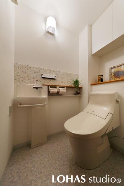 雰囲気を玄関と統一させた、フェミニンな装いのトイレです。お気に入りのモザイクタイルを、入ってすぐ目につく箇所に貼りました。床にも同じようなテイストのクッションフロアを施工して、大好きがぎゅっと詰まったスペースです。