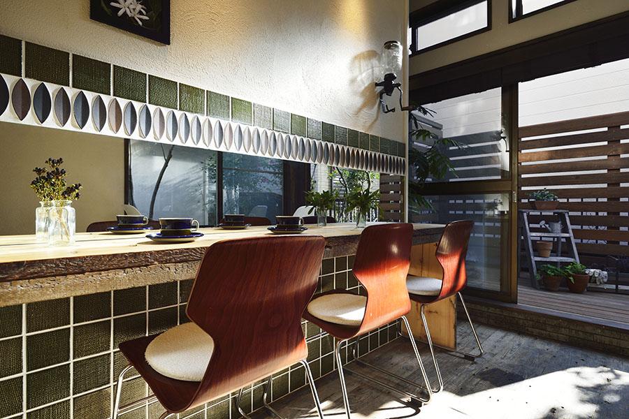 まるで時を経て味わいを深めたような空間は、素材ひとつひとつにこだわり創り出したもの。床やカウンターテーブルには古材を使い、一見和風な色と形をしたタイルは、ミッドセンチュリー調に貼り合わせてデザイン。また、壁や天井には珪藻土を塗るなどで、素朴で親しみやすい風合いに仕上げた。