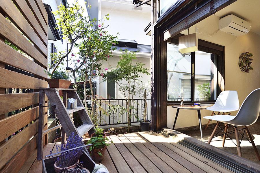 試飲スペースから広がるウッドデッキ、天気のいい日は空の下で珈琲を飲むのも楽しみになりますね。開口した窓が広々と光や風を取り込んでくれます。温熱環境にも配慮して、断熱材にはセルロースファイバー、窓にはペアガラスやトリプルサッシなどが採用されています。