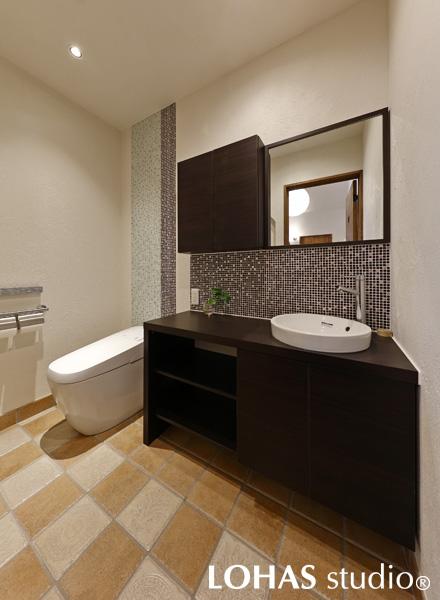 細かなモザイクタイルで壁面に遊びをきかせたサニタリーです。タンクレスのトイレを選択して見た目もスッキリ！壁には珪藻土をたっぷりと施工して、いつでもクリーンな空気を保ちます。