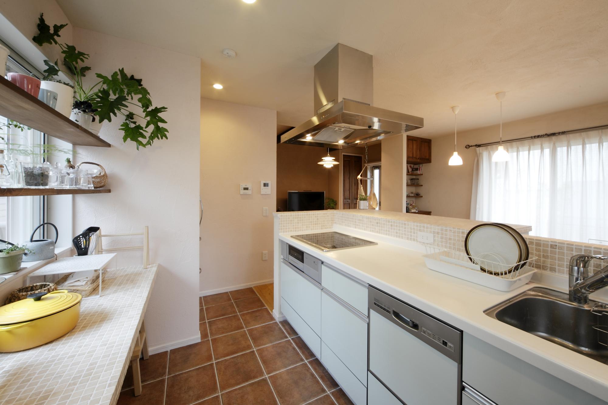 間取り変更で既存のキッチンを移動させて使用し、カウンター部分を造作したキッチン。 カウンター下の収納部分の木の風合いが、LDKにやさしい景観をつくります。