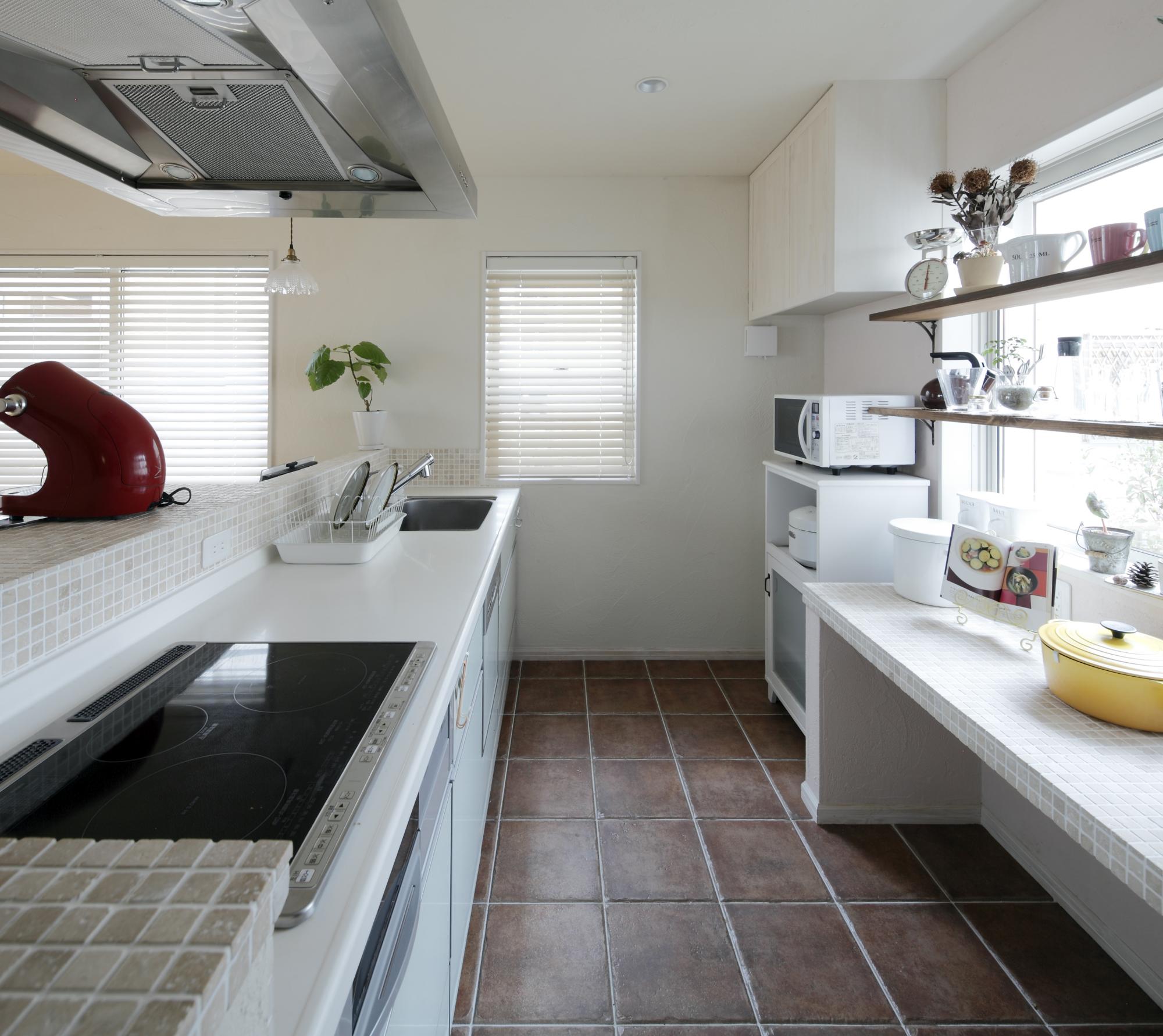 キッチン中の様子。 広々としたスペースのため動きやすくなりました。棚のむこうの窓から、外の景色も楽しめます。