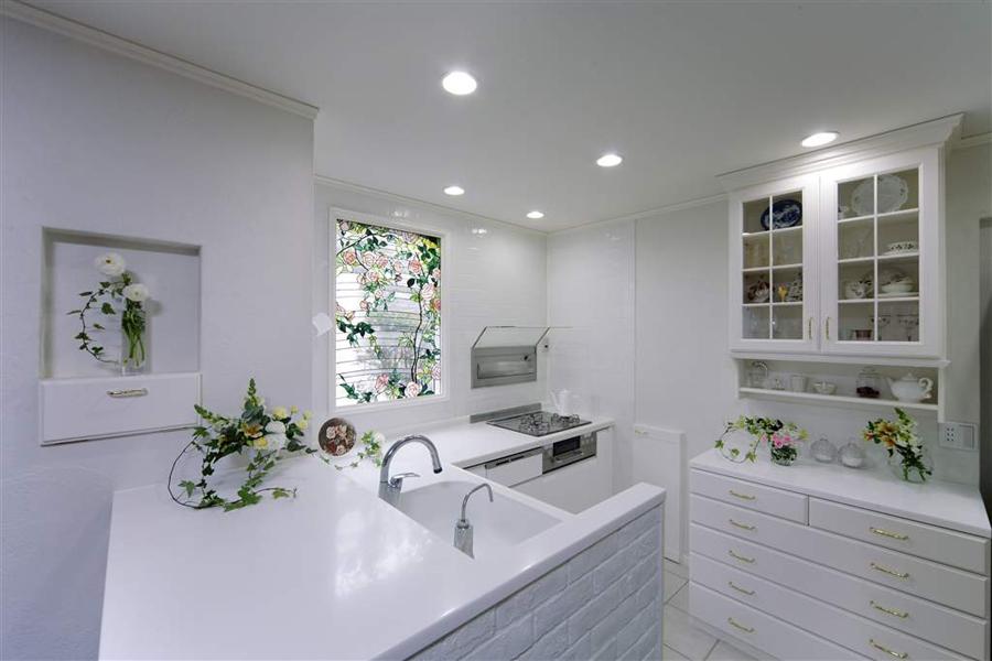 お気に入りの真っ白な造作カウンターが美しいキッチン。清潔感にあふれたつややかな光沢のある佇まいです。