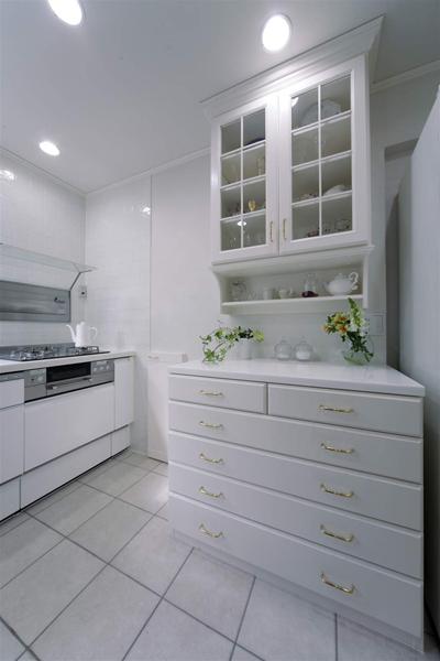 全体の雰囲気にあわせて造作した食器棚は優雅な印象です。もちろん実用性も抜群で、グラスやお皿などが十分収納可能となっています。