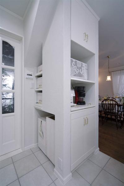 キッチン入口の造作棚にはダストボックスも収納出来るようにして、使い勝手をアップさせました。