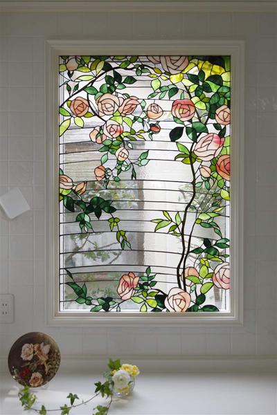 絵画のようなステンドグラスを、より映える場所へ設置しました。大好きが詰まったキッチンで、もっと家事の時間が楽しくなりますね。