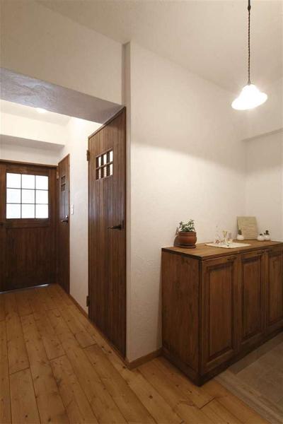 スッキリと見せても温かみを感じる玄関に。