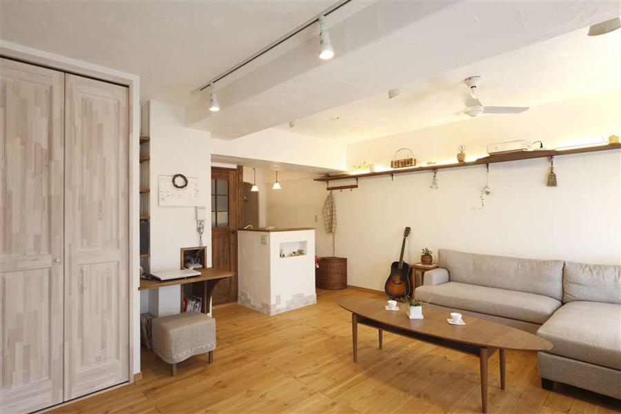 一部キッチンをダイニングに出すことで、リビングに目が届くようになりました。