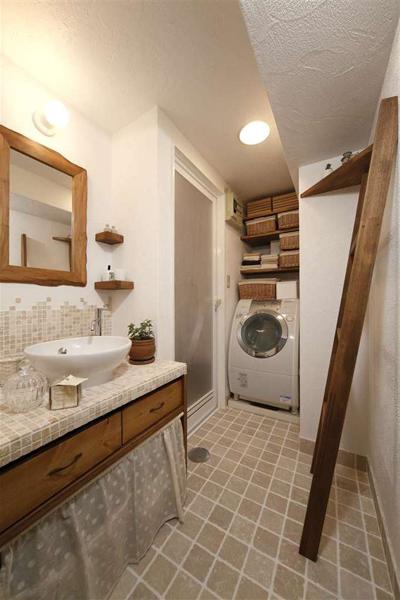 タイルを使用したことで、暖かくシンプルな雰囲気を。陶器の洗面ボウルと大理石のタイルを使用したオリジナルの洗面化粧台を造作しています。