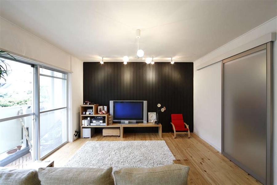 後方にアクセント壁を設け、スパイスが効いた空間へ。