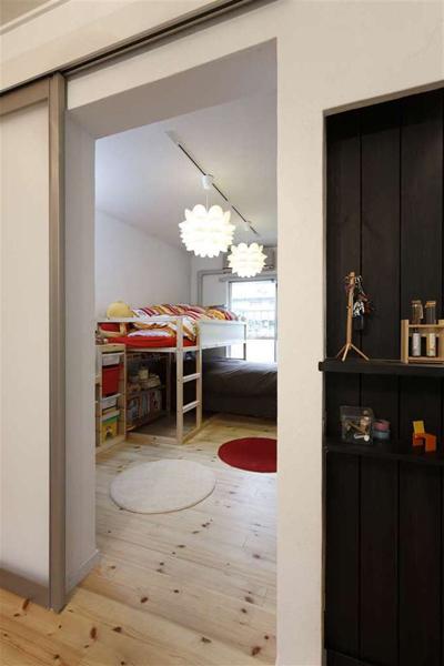 光の差し込む明るい印象の子供部屋です。