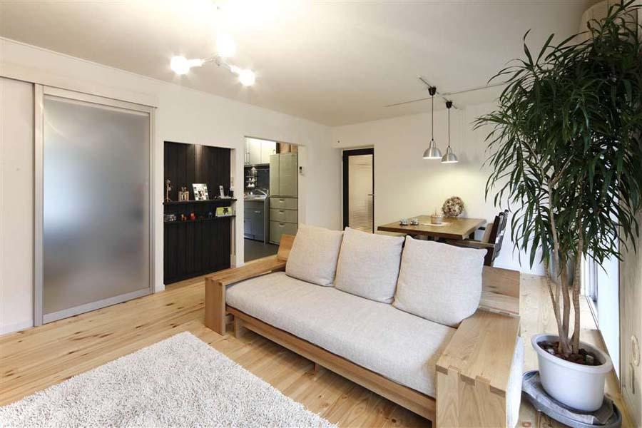 リビングからキッチンダイニングを望んだ様子。