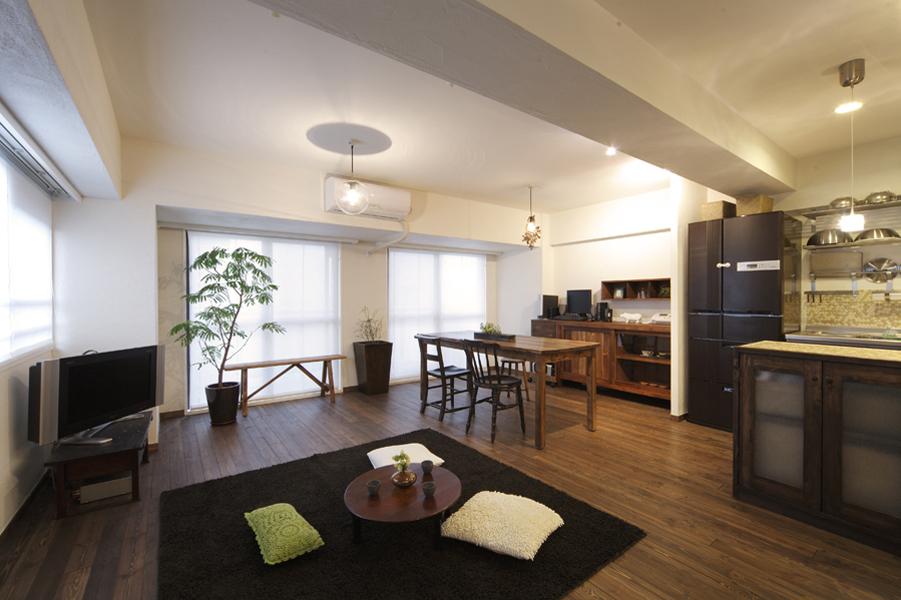 無垢フローリングのパインはアンティーク感を出すため、ダークカラーに塗装して雰囲気をぐっとアップさせています。