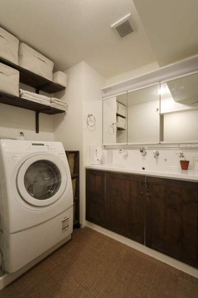 お客様のDIYで完成した洗面・脱衣所です。コストを抑えながら、ご自身でDIYすることで家への愛着も増しますね。