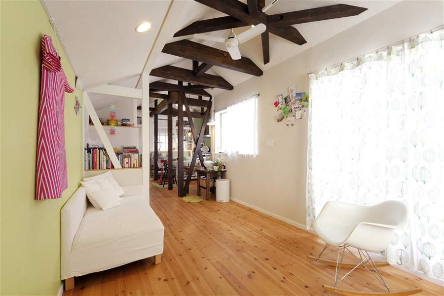 梁がアクセントとなってカフェのような空間のリビングです。