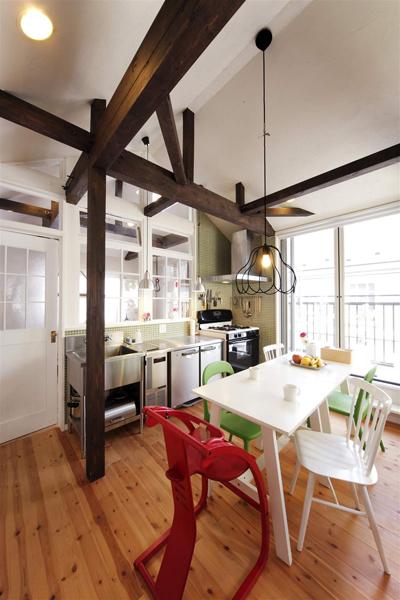 抜けない柱をうまくデザインに取り込んだダイニングです。