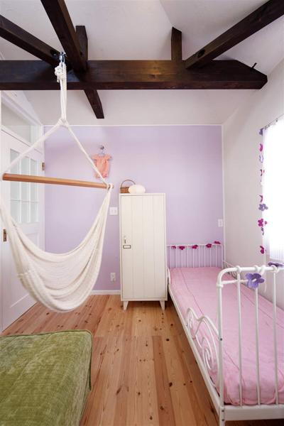 淡いパープルの壁で可愛らしい子供部屋です。