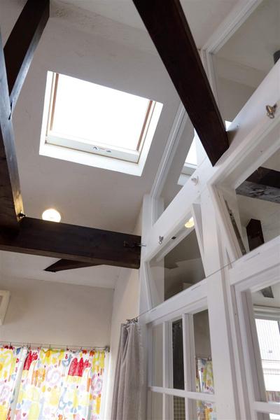 新設した天窓は、昼間は空を、夜には星やお月様を見ることができる。