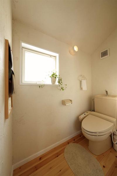 ナチュラルテイストにまとめたシンプルながら温かみのあるトイレです。