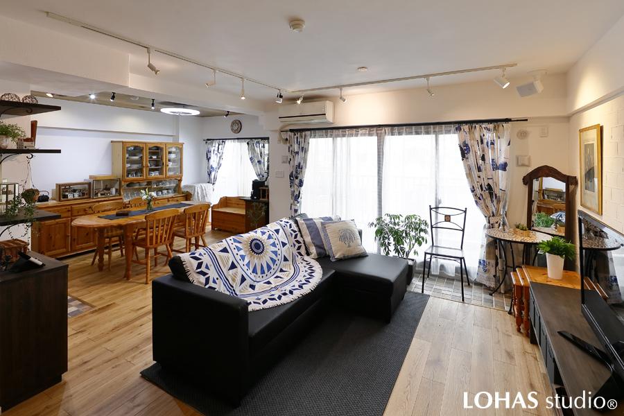 Nさまお手持ちの調度品が調和した、ひとつながりの広々としたLDです。天井には部分的に羽目板を、床にはタイルやクッションフロアを用いてゆるやかにゾーニング。壁をホワイトで統一することにより、ヨーロッパの旧市街にある植木鉢をヒントにしたという、ブルーのアクセント塗装がひときわ鮮やかに映えました。