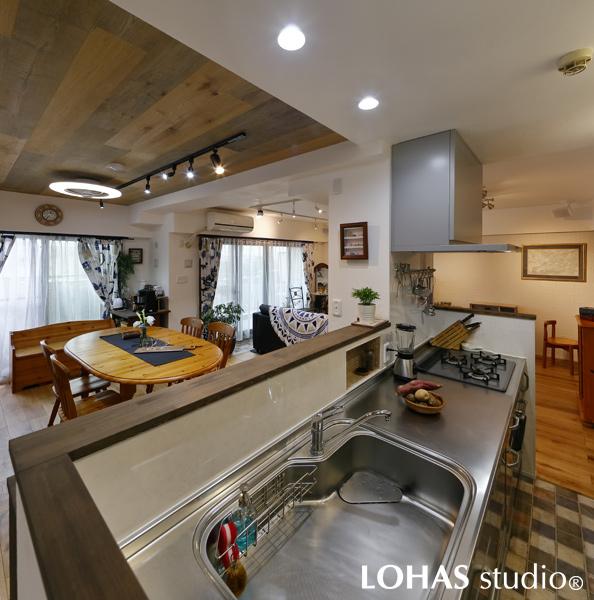 ご要望を満たした、周囲を見渡すことのできるオープンキッチン。備え付けたカウンターにはキッチン側へ小さなニッチを施しました。アクセントにカラータイルを施工して見た目にも可愛らしく、ちょっとした調味料を入れるなど幅広く使えるスペースです。