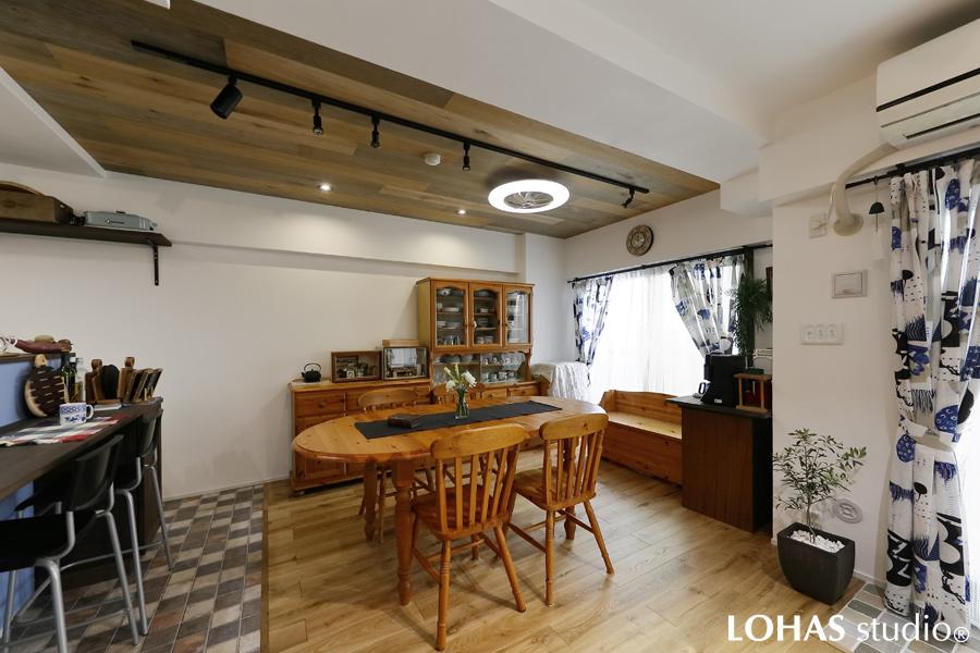 アクセント塗装がお洒落なカウンター周りは、モザイクタイルを模したクッションフロアでモダンなカフェの雰囲気に。木目と曲線で構成されたダイニングスペースはゆったりとくつろげるようなカントリーテイストの様相となりました。