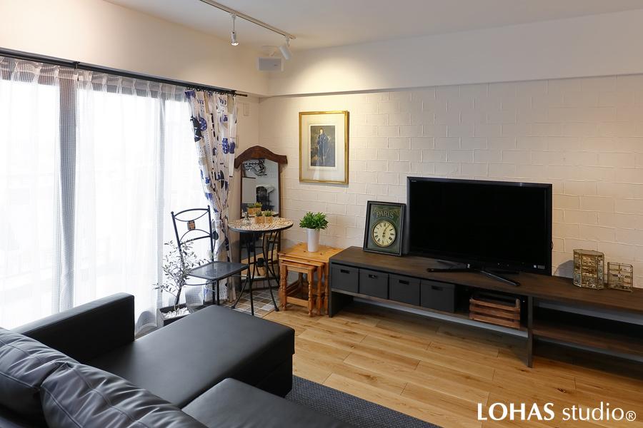 ついつい長居してしまいそうな、ロースタイルのリビングです。アクセントとして、TVボード側の壁のみ、珪藻土をレンガパターンに施工しています。間接照明でライトアップすることにより珪藻土の凹凸が浮き上がり、飾られた絵画がぐっと引き立ちます。