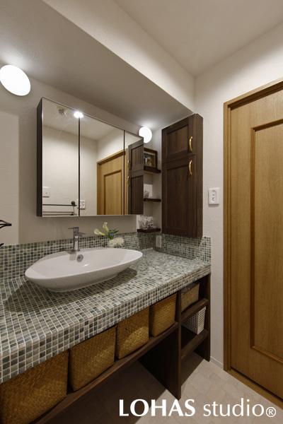 ふたり並んでもゆとりのある、造作した洗面スペース。モザイクタイルで遊び心を利かせながらも、収納はサイドと化粧台下にたっぷりと設けているので使い勝手は抜群です。