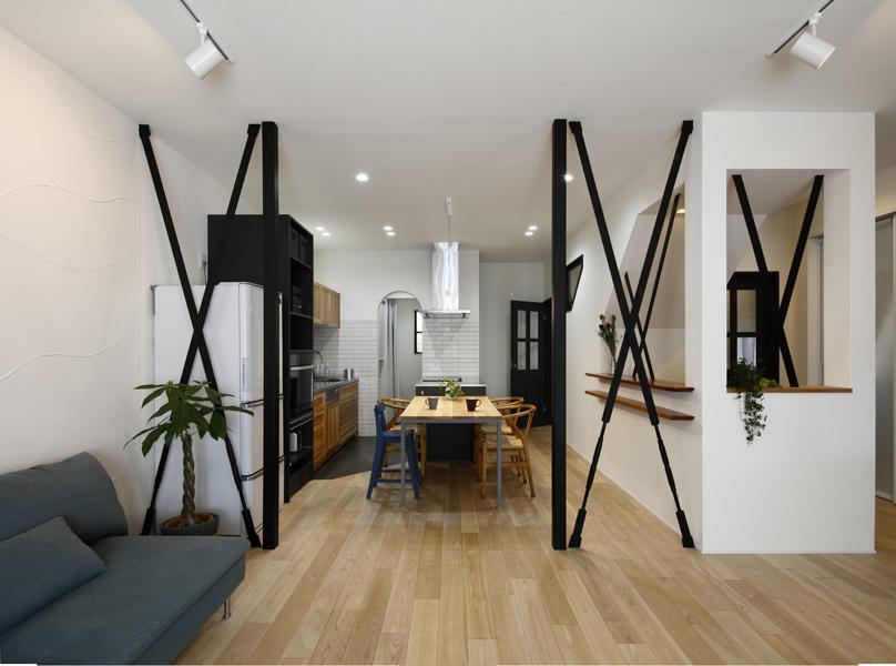 グレーや青がお好みのお施主様のこだわりは、床板を蜜蝋ワックスで塗装したこと。お気に入りの木目の床板は、オイル塗装ではオレンジみのでる樹種なのがネックだったのですが、蜜蝋ワックスを塗装することで、白味かかった色となり木目を活かしつつもクールな色合いと調和するコーディネートを実現しました。