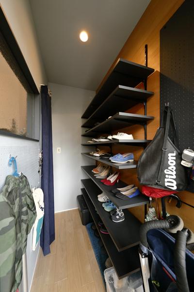 「もともとある素材をなるべく使いたい」というお気持ちをお持ちのO様。和室の天井の素材をシューズインクローゼットに活用しました。また、シューズインクローゼットの造作棚の高さや幅など細かな寸法も決めることが難しい中、LOHAS studio練馬店にある同様の棚を参考にしていただきました。