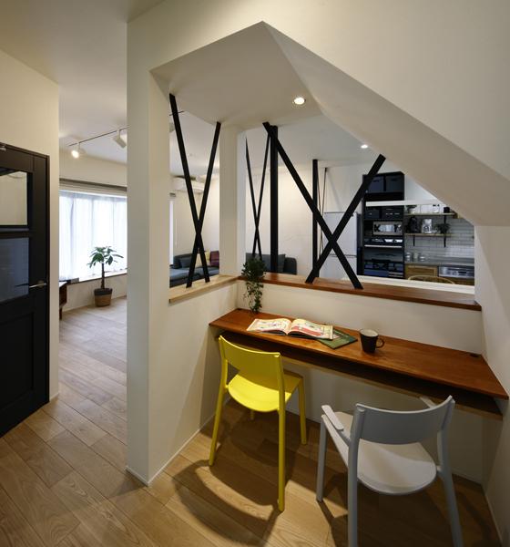 以前は壁に囲まれていて昼間でも常に電気をつけていないと暗い状態だったワークスペースの空間は、壁に窓を配置し「抜け」をつくることで光を取り入れました。