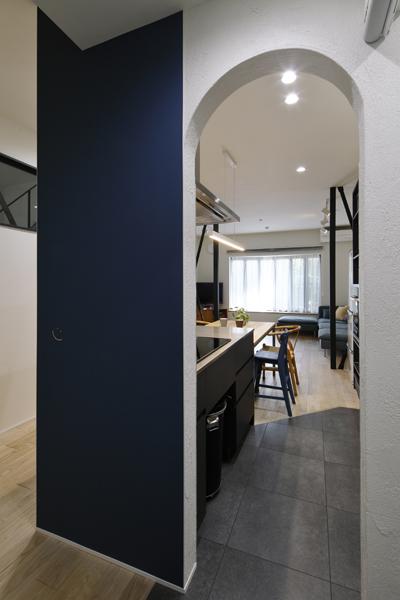 冷蔵庫にマグネットで何かを貼り生活感がでてしまうことを避けるためにO様にご提案したのは「磁石のつく素材」をLDKから見えない壁（キッチン横にある柱の裏）に設置すること。磁石の素材の上に壁紙を張っているので、壁紙を張り替えたり、そのまま塗装もできるように。可変性を持たせられたところもポイントです。