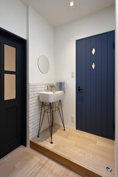 来客時にも使ってもらうことができるように、トイレの側に小さな手洗いスペースを設けることをご提案しました。お客さまを洗面所やお風呂場といったプライベートな空間に通さずに済むので重宝してくださっているそうです。