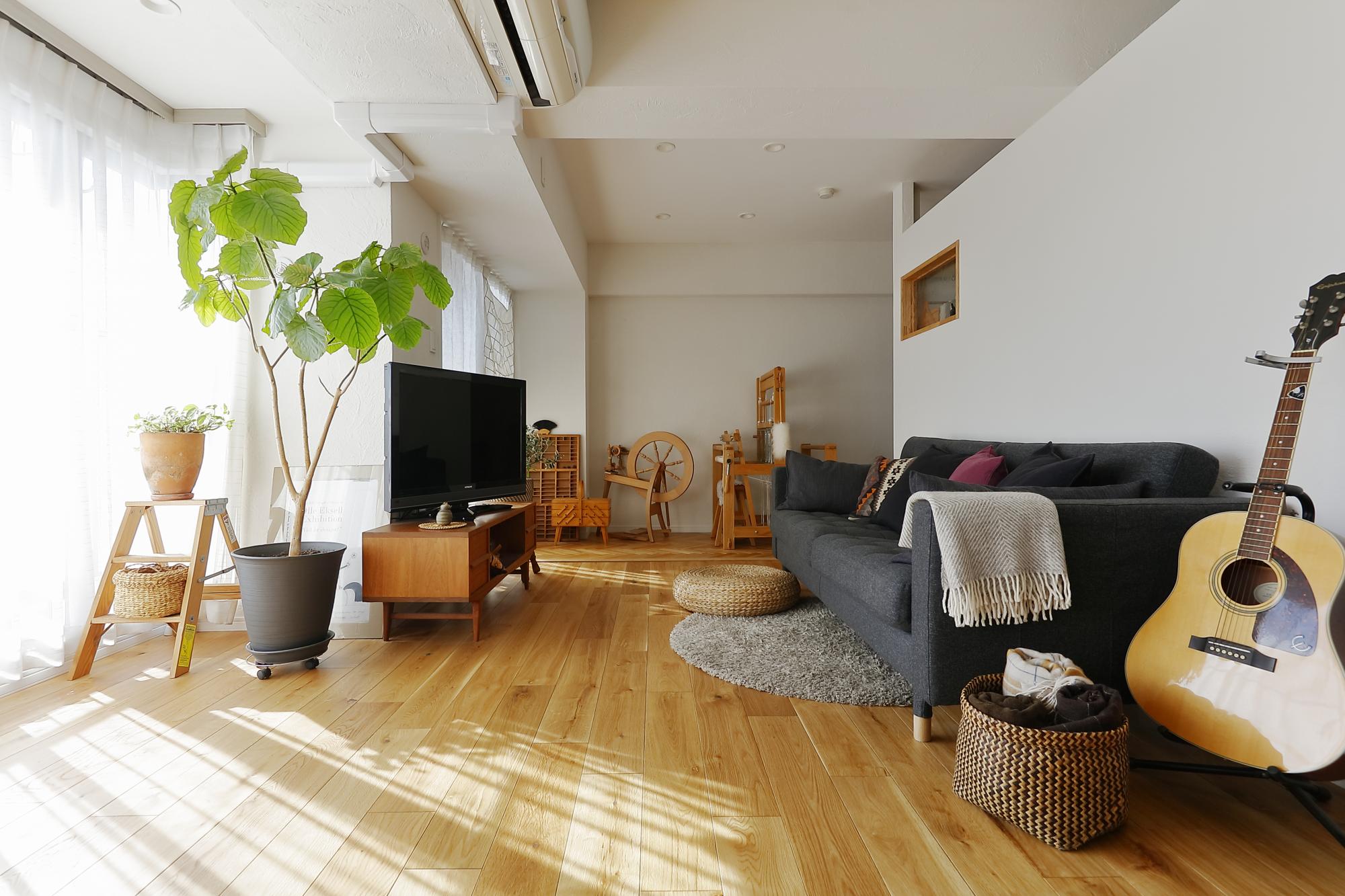 和室を取り込み、広がりのある空間となったLDKです。フローリングは防音性のあるものをセレクトし、階下へ配慮しています。爽やかさを感じさせる壁と天井はLOHAS materialの珪藻土です。明るい陽射しの入りこむ、気持ちの良い住まいの中心となりました。