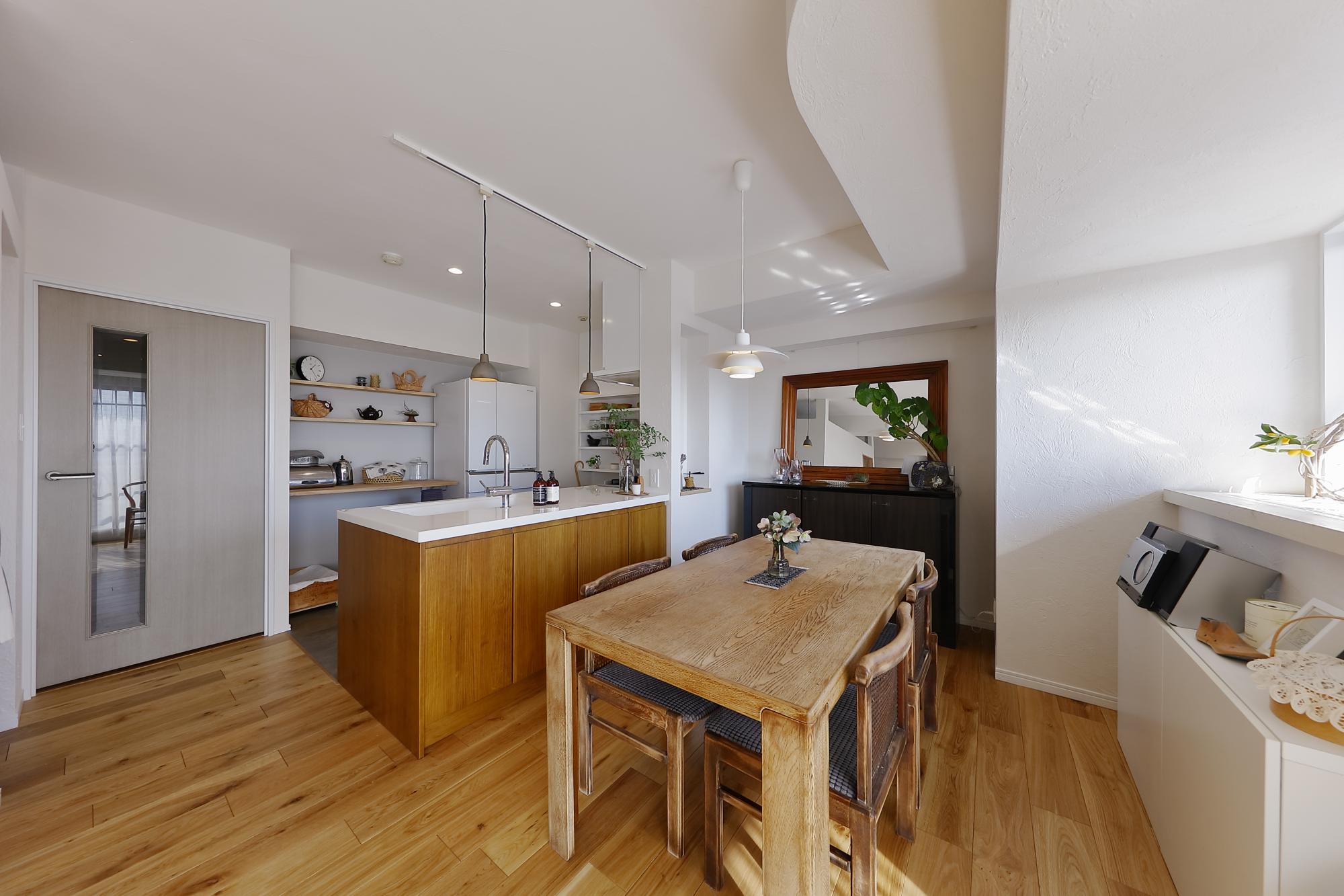 結婚当初から大事に使用されていたダイニングセットは、傷がついてしまったのもあり思い切って無垢の状態に削り磨いたものだそう。今はまだ新しい無垢材との違いが目立ちますが、年月が経つにつれ、家に馴染んでゆくのを見守るのも楽しみのひとつです。