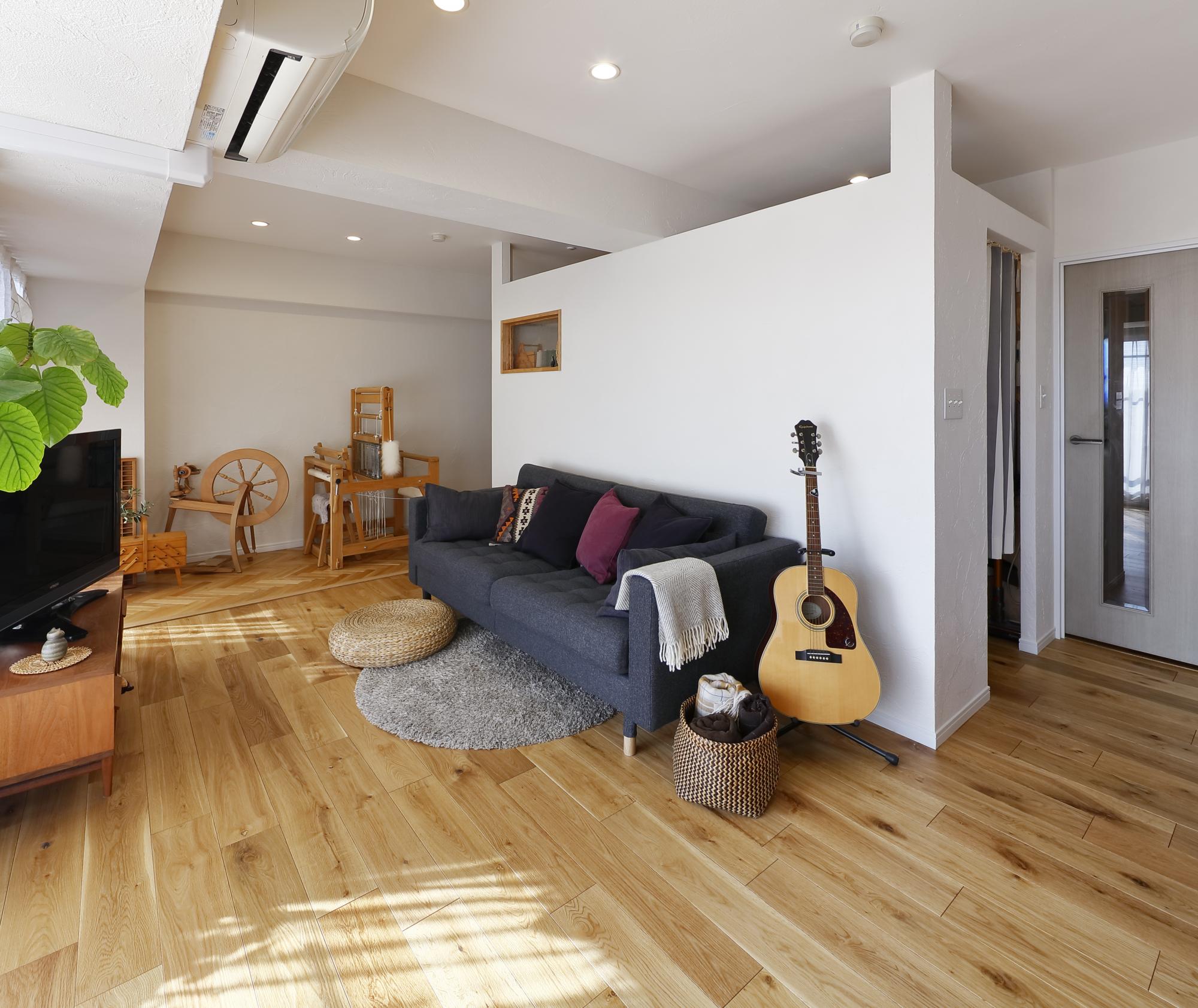 リビングの裏手には、パントリー兼趣味の道具を収納するスペースを設けました。あえてしっかりと仕切ることをせず、開放感をキープ。小さな窓には水が流れているような意匠のガラスをセレクトして、ちょっとしたアクセントを加えています。