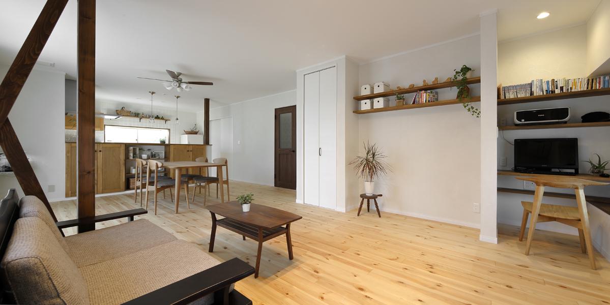 パイン材をクリア塗装で仕上げた明るいLDKです。濃茶の梁が素敵なアクセントに。ナチュラルな壁は珪藻土を粗めに仕上げました。見通しが良く子育てに最適な大空間です。