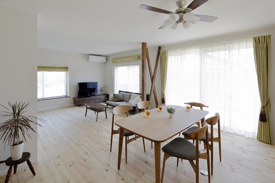 2室を1つにまとめた開放的なダイニングです。構造上抜けない梁を塗装した「顕し梁」がお洒落。バリアフリーの広い床は踏み心地が柔らかなパイン材。壁は珪藻土。