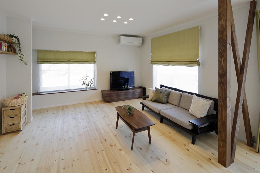 お子さまが元気に遊べる広いリビングです。収納を高い位置に造り 障害の少ない大スペースを確保。奥にオープン棚付きのPCスペースも。石目調の天井は空気を汚さないEBクロス。