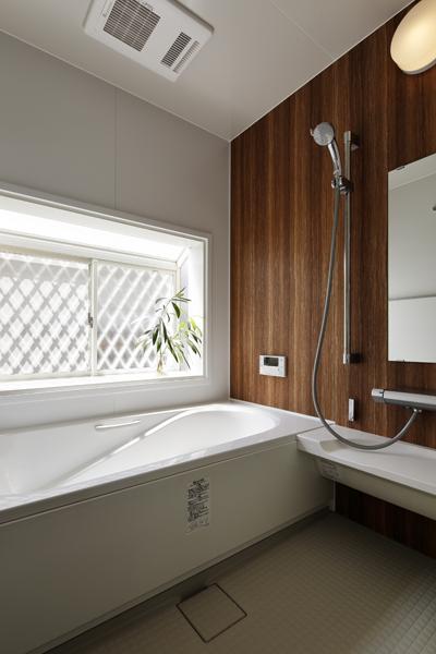 ウッドテイストでリッチな装いの浴室です。乾燥暖房機器を具え 寒い冬も暖かく入室できます。握りバーやカウンターは子供も大人も使いやすいユニバーサルデザイン。