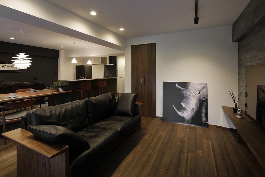 余計なものを置かないシンプルなライフスタイルに合わせて構成した広く大きなLDKです。収納空間を取るよりも空間をダイナミックに使うことで実際より広く見える効果が。廊下と高さを揃えバリアフリーに対応。