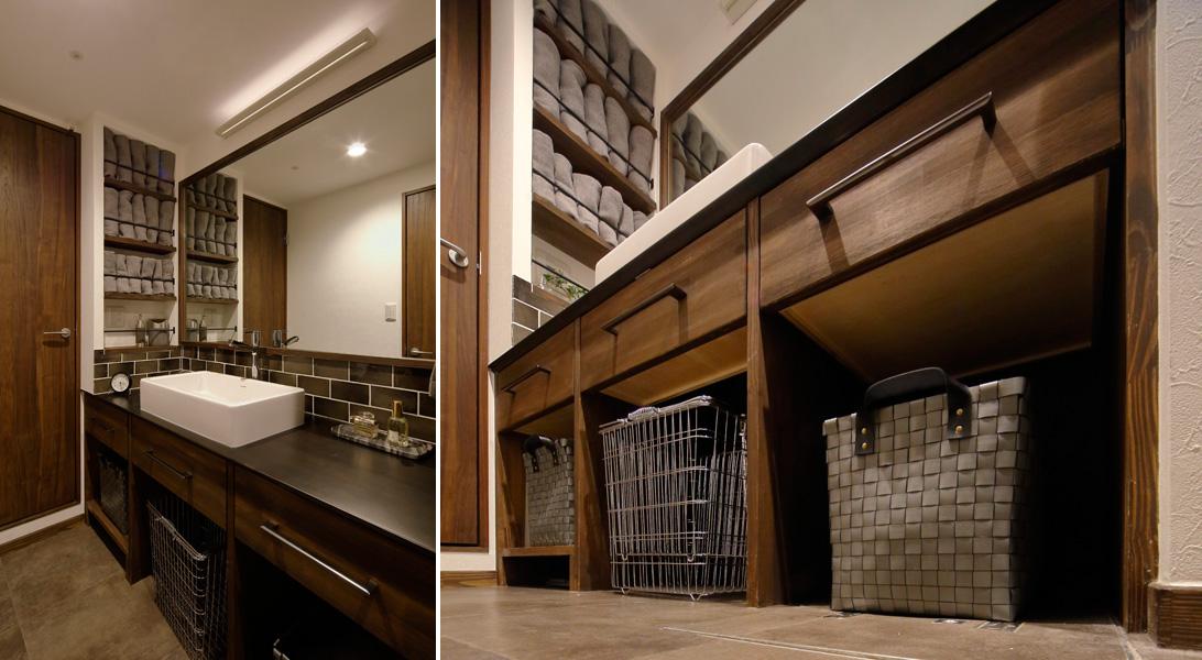 モダンな雰囲気のブラウン調にまとめた洗面室です。無垢パイン材やレンガタイルで洗面台を造作しました。ニッチを活用して収納スペースをご用意。壁いっぱいのミラーでコンパクトな室内を広く魅せました。