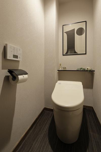 便器は既存のまま内装を変更した心落ち着くトイレです。木目調の床は汚れに強いクッションフロア、壁・天井は白いエコクロスを施工しました。ピンポイントにダーク色を加えて新鮮味をプラス。