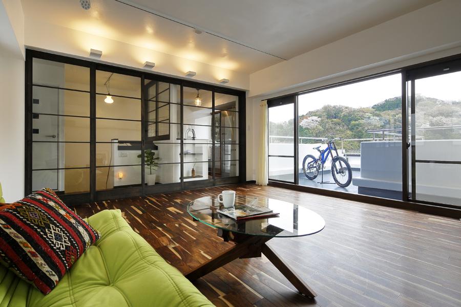 鎌倉の山を悠々と眺めるシンプルデザインのリビングです。天井を上げて空間を最大限広げました。色差が美しいローズウッドをフローリングにご採用。ナチュラルなしっくいで壁や天井を仕上げました。