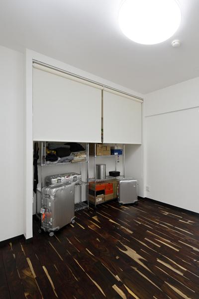 ロールスクリーンを活用した収納スペースです。扉タイプに比べて荷物が目いっぱい入り、大型の品でも出し入れは簡単です。フレキシブルな使い方ができる点も高ポイント。